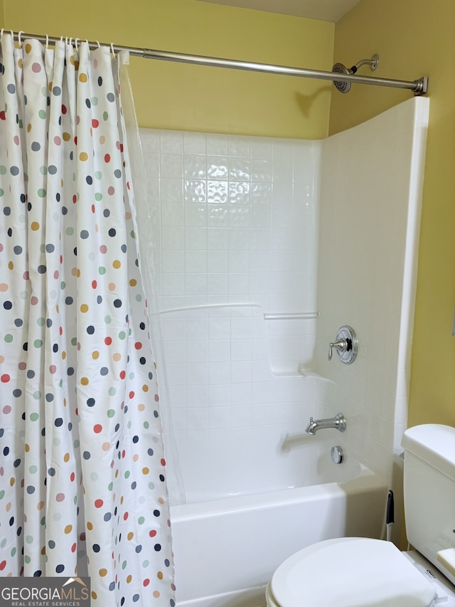 bathroom with shower / bath combo