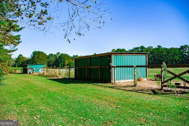 view of yard featuring an outdoor structure