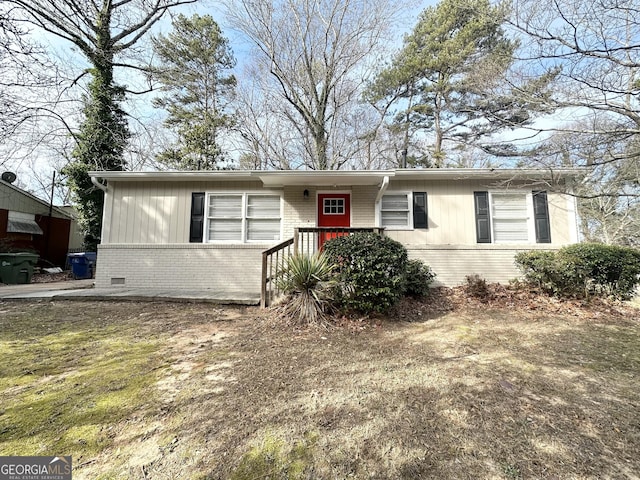 single story home featuring a front yard