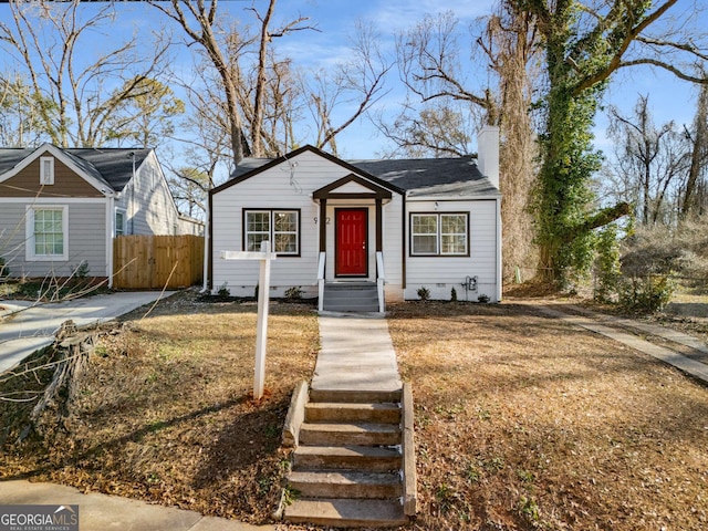 bungalow-style house featuring a front lawn