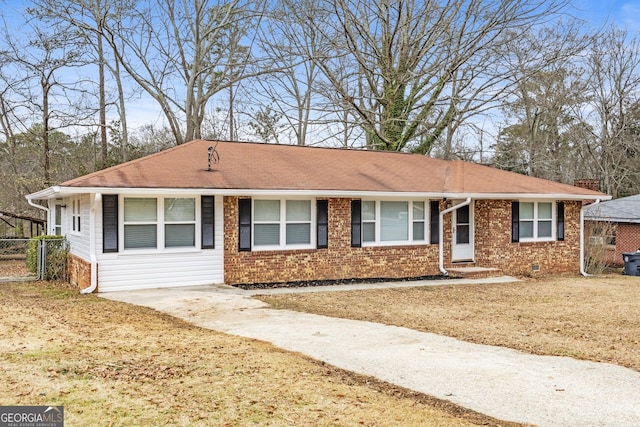 single story home featuring a front lawn