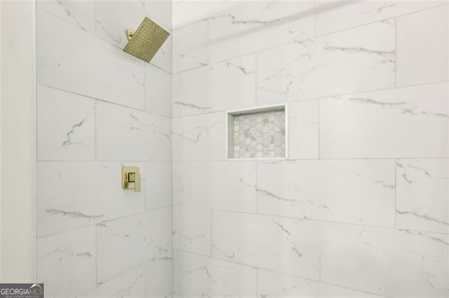 bathroom featuring a tile shower