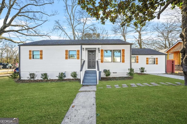 view of front of property featuring a front lawn