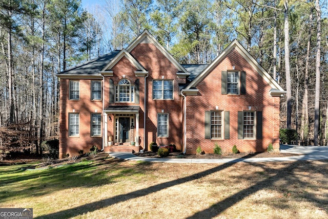 view of front of property featuring a front lawn