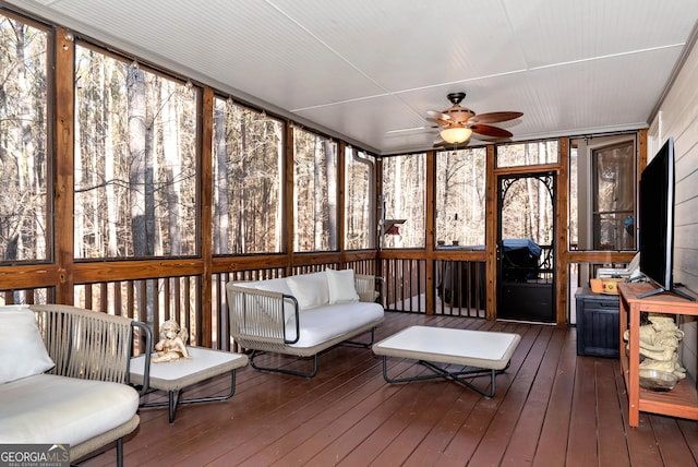 sunroom with ceiling fan