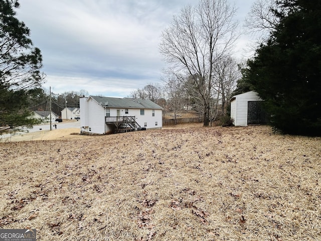 view of yard with a storage shed