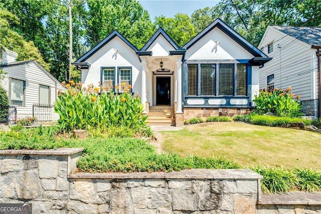 view of front of home featuring a front lawn