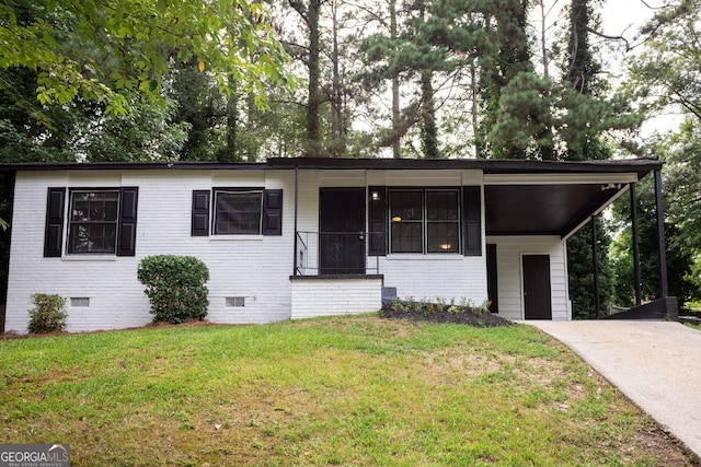 view of front of home featuring a front lawn and a carport