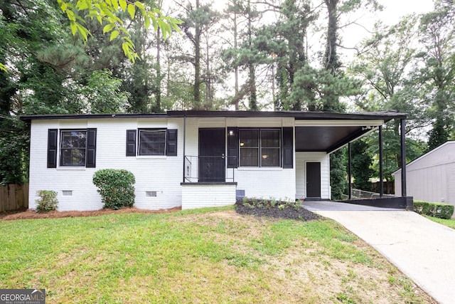 view of front of home with a front yard and a carport