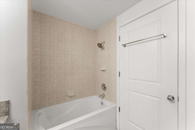 bathroom featuring tiled shower / bath