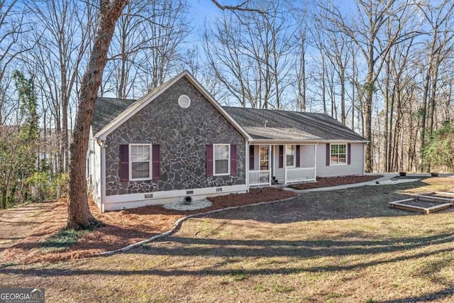 view of front of property featuring covered porch and a front lawn