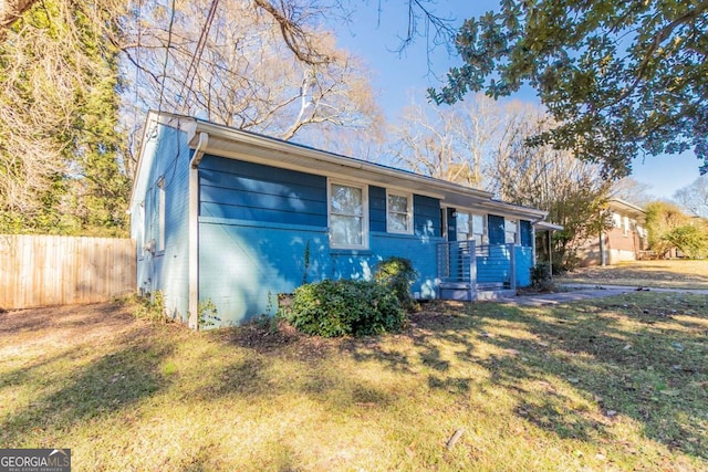 single story home featuring a front yard