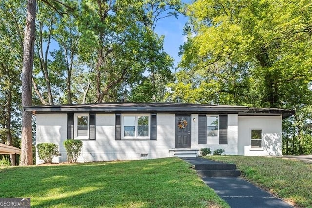 ranch-style house featuring a front yard