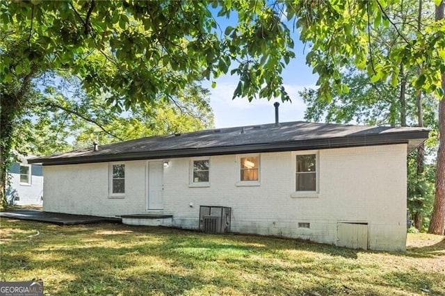 rear view of house featuring a lawn