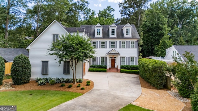 view of front facade featuring a front lawn