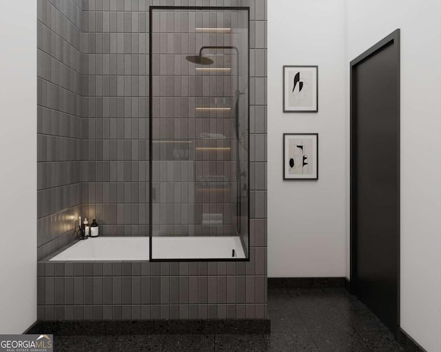 bathroom featuring tiled shower / bath