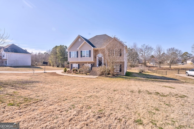 view of front of property featuring a front yard