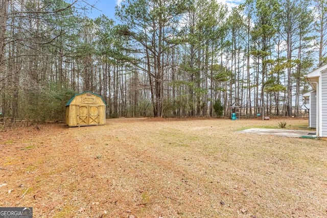 view of yard with a storage shed