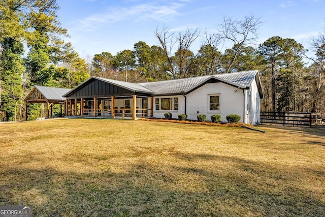 view of front of house featuring a front lawn