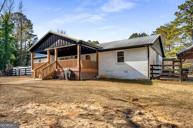 view of front of house featuring a front yard