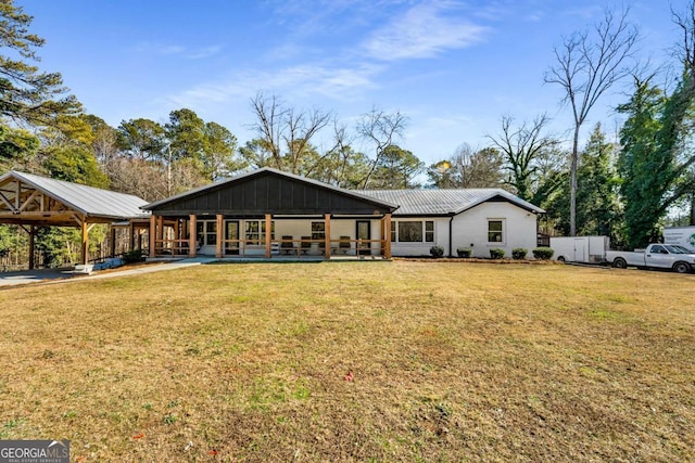 view of front of home with covered porch and a front lawn