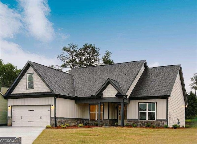 craftsman house featuring a garage and a front lawn