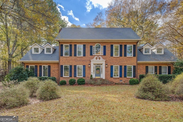 colonial house featuring a front yard