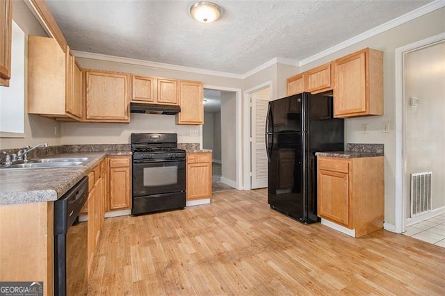 kitchen featuring crown molding, sink, light hardwood / wood-style floors, a textured ceiling, and black appliances