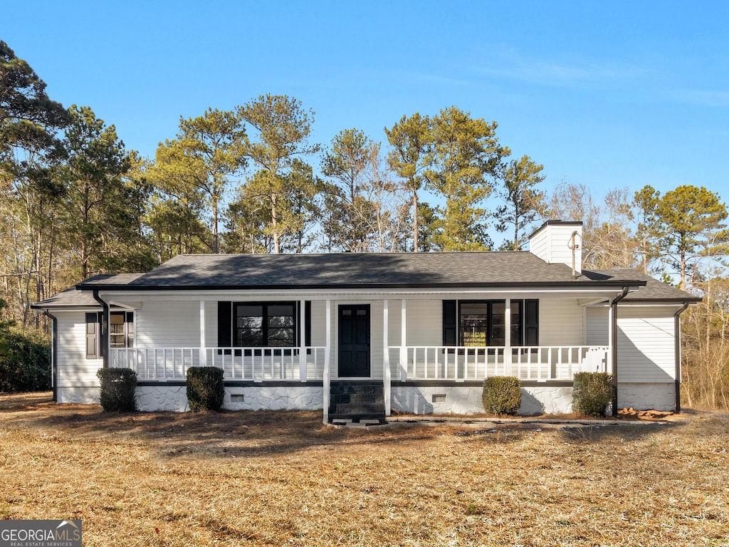 single story home featuring a porch and a front lawn