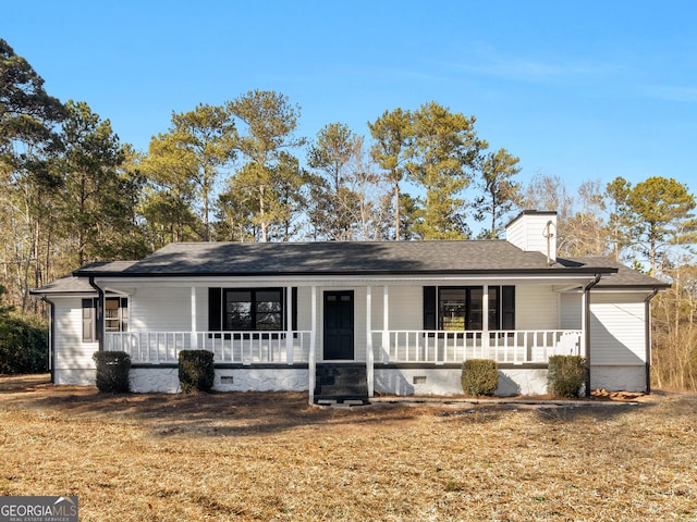 single story home featuring a porch and a front lawn