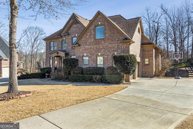 front of property with a front lawn