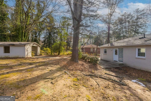 view of yard with an outbuilding and a garage