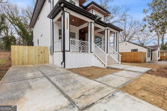 view of front of property featuring a porch