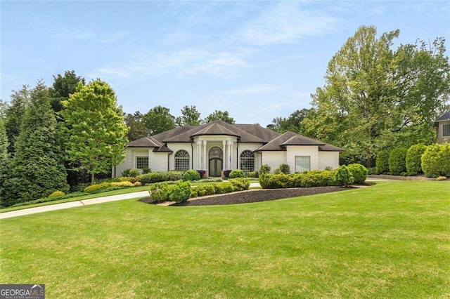 view of front of home featuring a front lawn