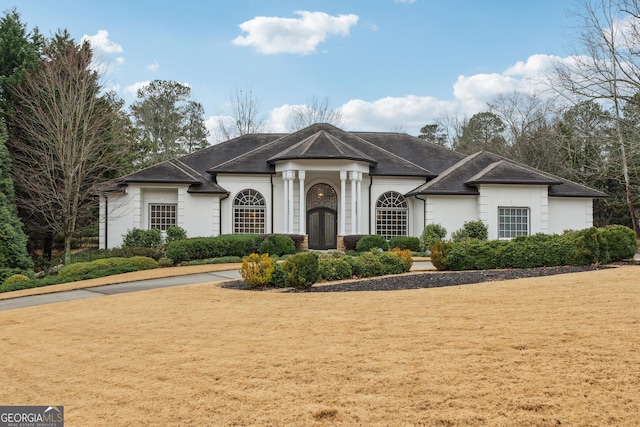 view of front of property with a front lawn