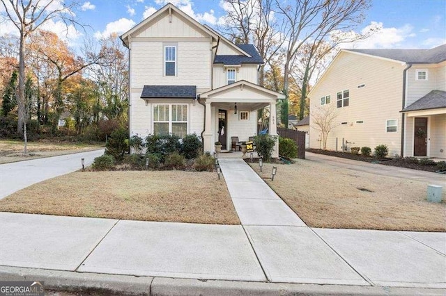 view of front of property featuring a front yard and a porch