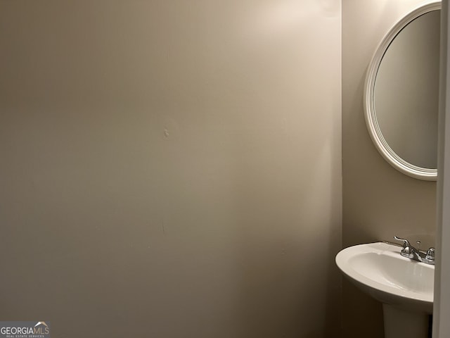 bathroom featuring sink