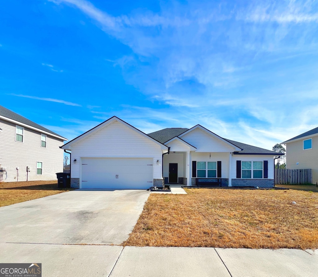 view of front facade featuring a garage and a front yard