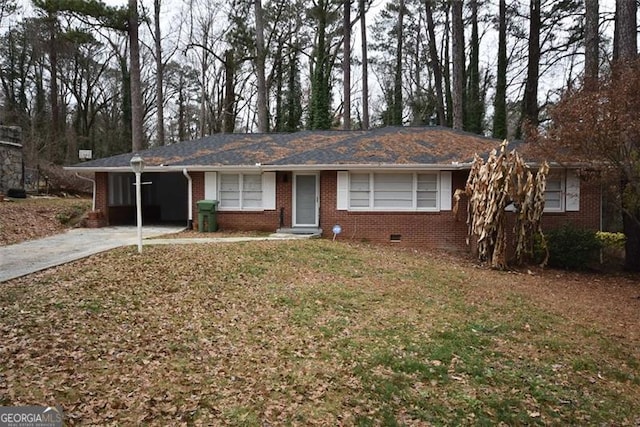 ranch-style house featuring a front lawn and a carport