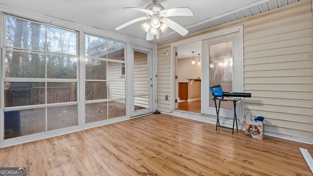 sunroom with ceiling fan