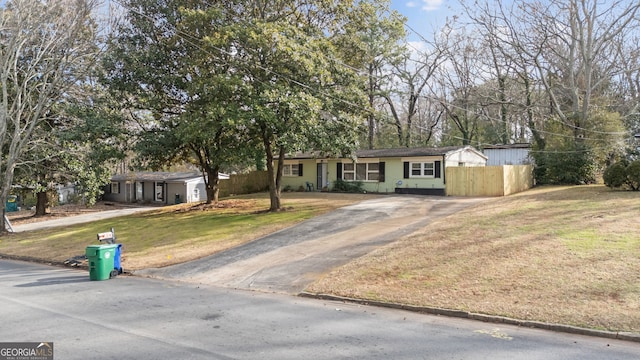 single story home with a front lawn