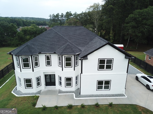 view of front of property featuring a front yard