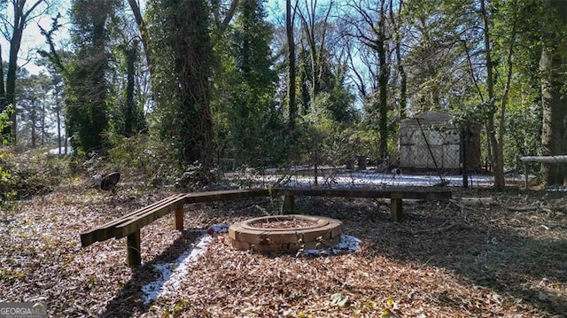 view of yard featuring a fire pit