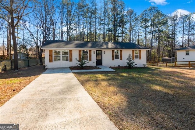 ranch-style home featuring a front lawn