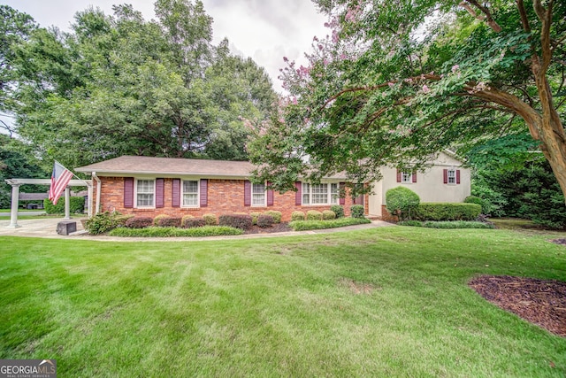 view of front of home featuring a front lawn