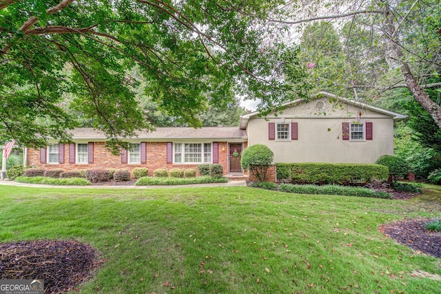 view of front of property featuring a front lawn