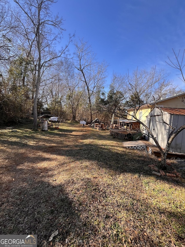 view of yard featuring a storage unit