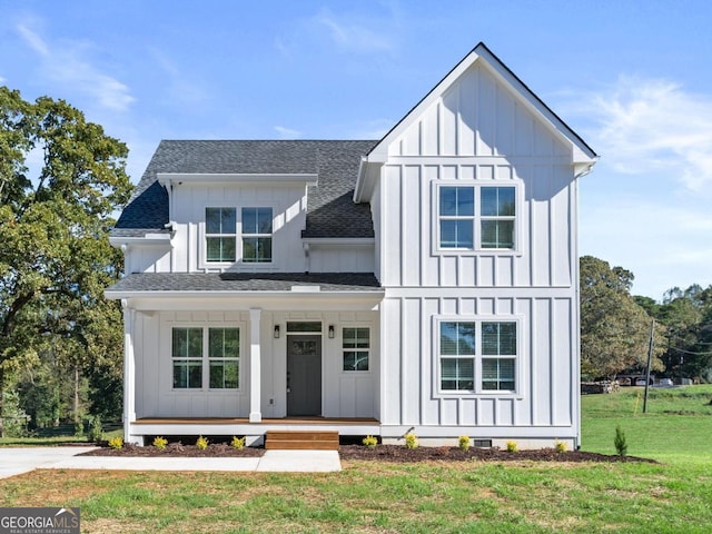 view of front facade with a front yard