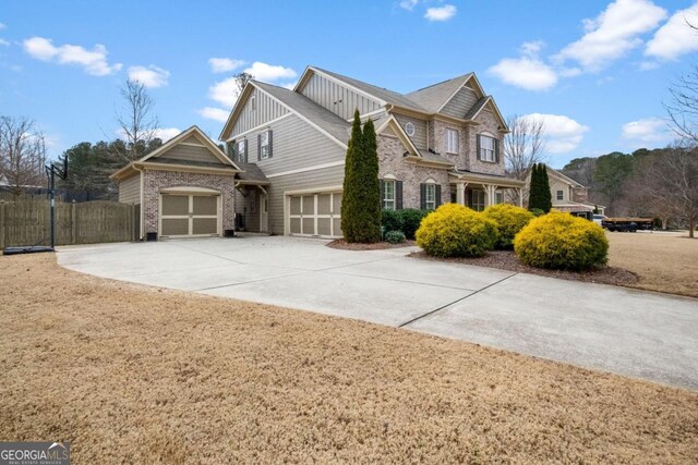 view of front facade featuring a front lawn