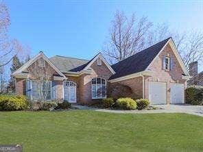 view of front of home with a garage and a front yard